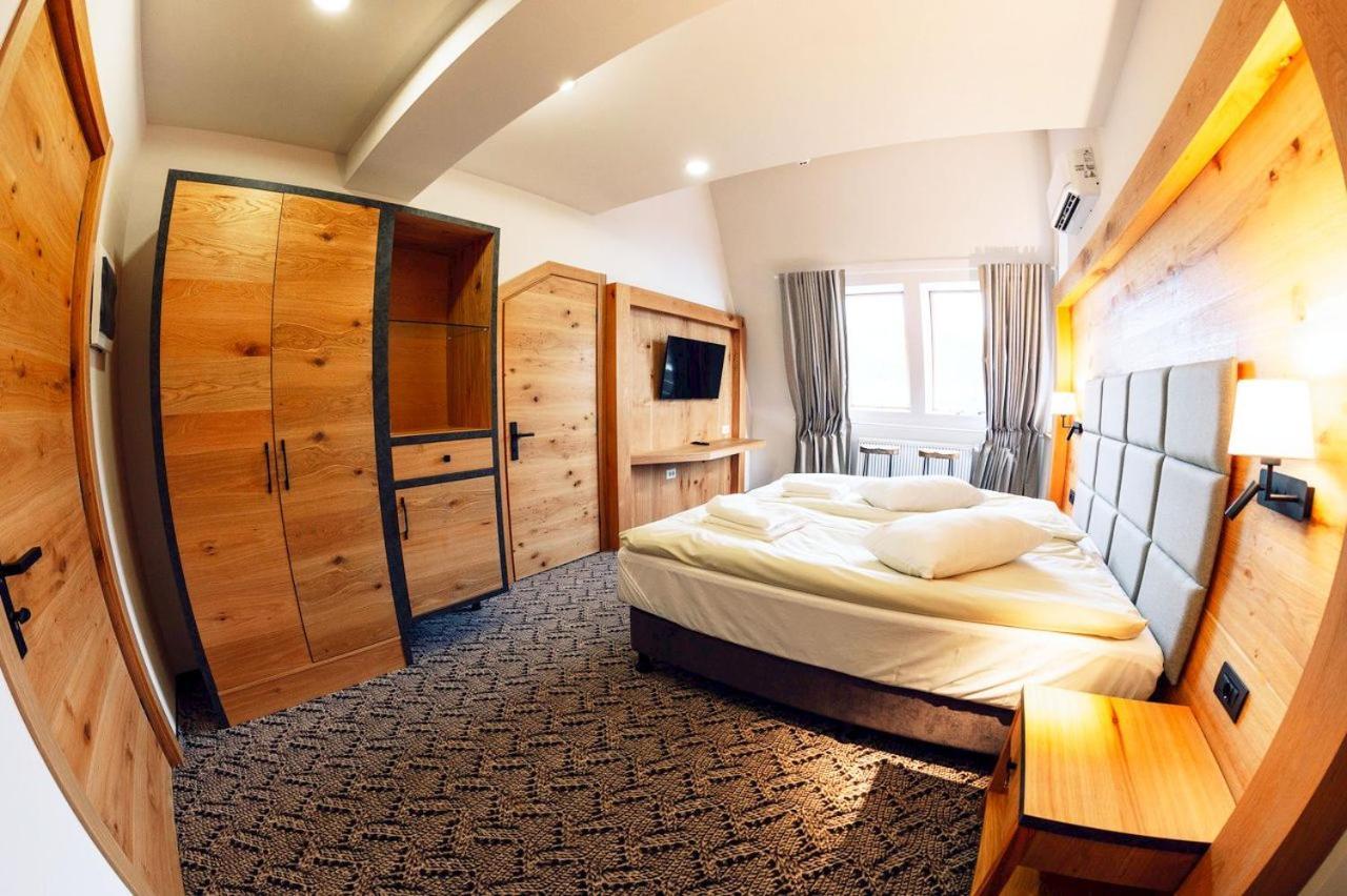 Pensiune Popasul Domnesc- Resort& Spa- Vue Voroneţ